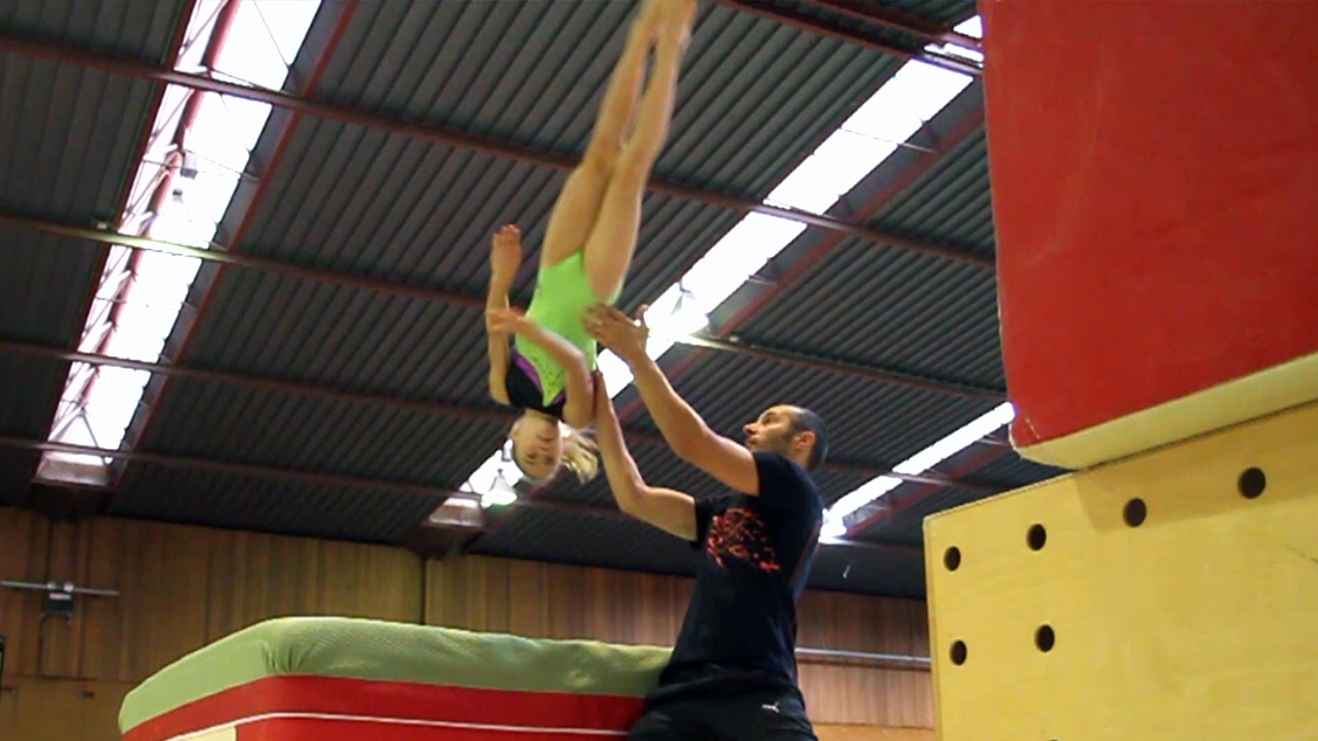 Formation sur le salto arrière tendu vrille au sol GymneoTV
