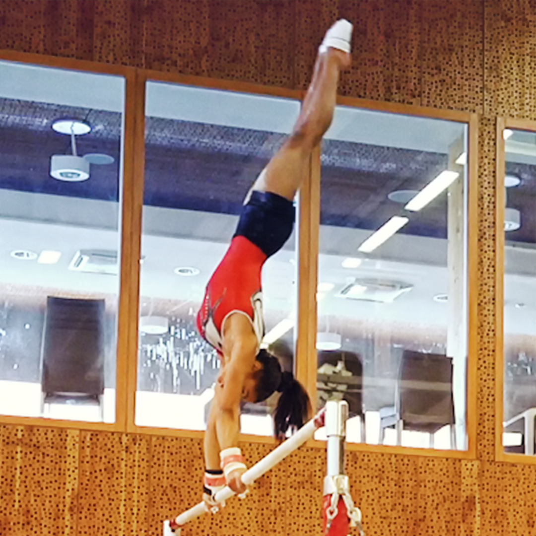 Apprentissage des basiques en gymnastique aux barres asymétriques pour