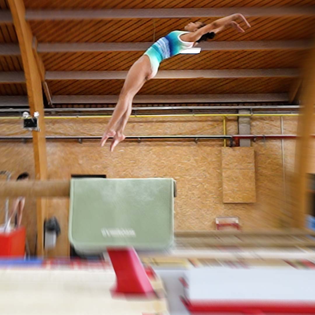 La sortie arrière corps tendu aux barres asymétriques - Salto